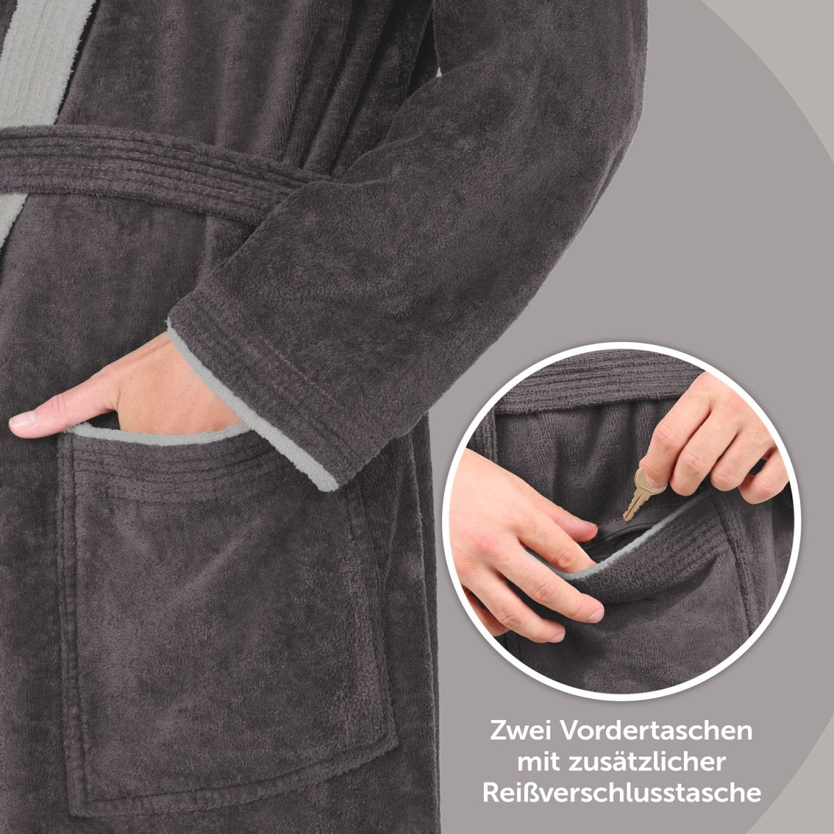 Detailansicht von Tasche am Bademantel mit Hand die Schlüssel zeigt