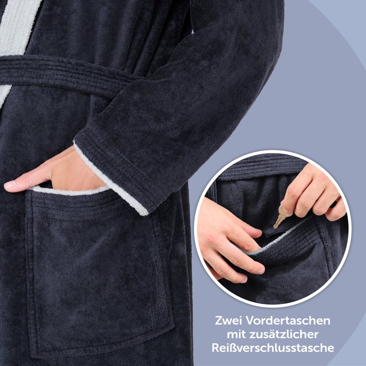 Detailansicht von Tasche am Bademantel mit Hand die Schlüssel zeigt