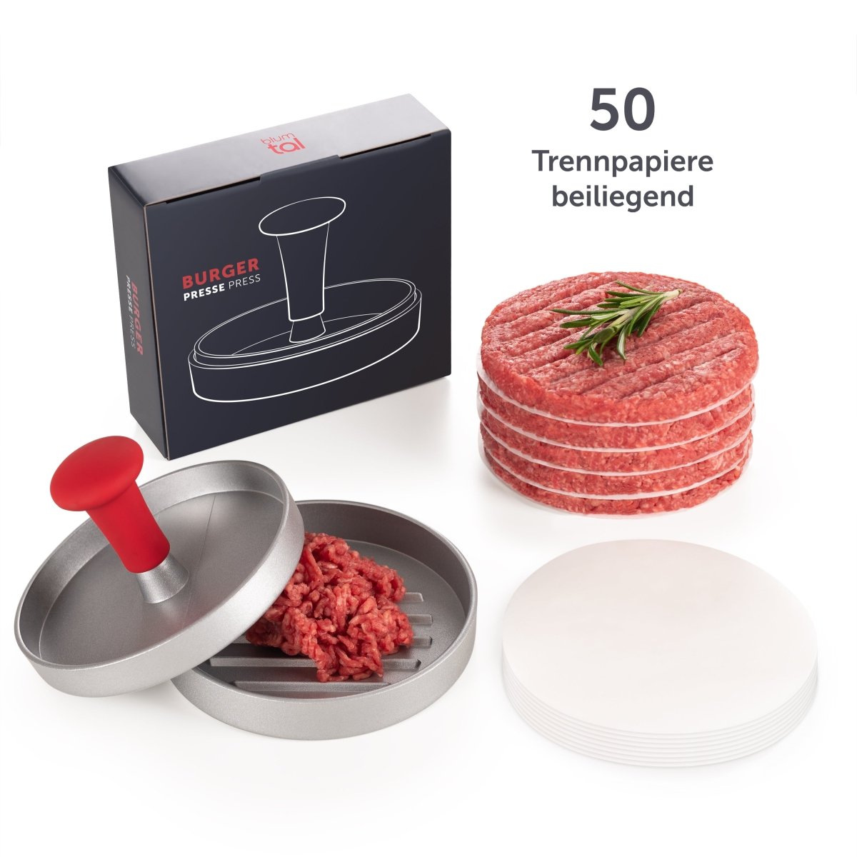 Burgerpresse-Set mit Verpackung und 50 Trennpapieren neben einem Stapel roher Burgerpatties mit Rosmarin.