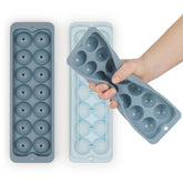 Hände falten eine flexible Eiskugelform in Blautönen auseinander.