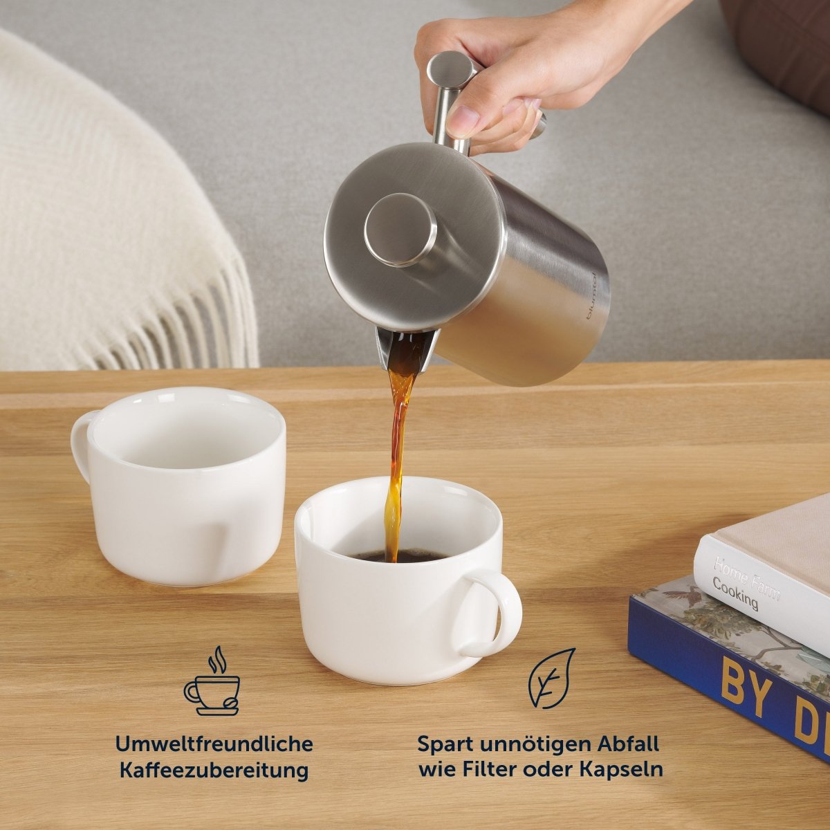 French-Press beim Ausgießen von Kaffee in zwei Tassen.