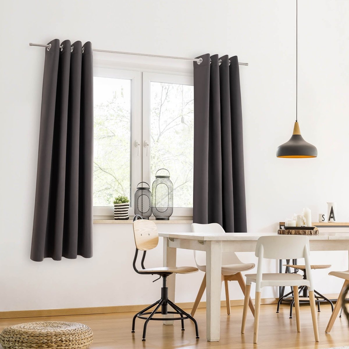 Stilvolle Raumgestaltung mit dunklen Vorhängen an einem Fenster das einem Esszimmer Tageslicht und Privatsphäre bietet.