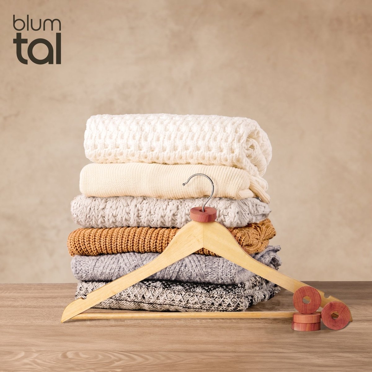 KLEIDERBÜGEL Benjamin - aus Holz mit Rockkerbe und Hosensteg -