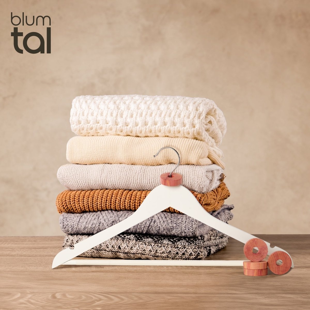 KLEIDERBÜGEL Benjamin - aus Holz mit Rockkerbe und Hosensteg -