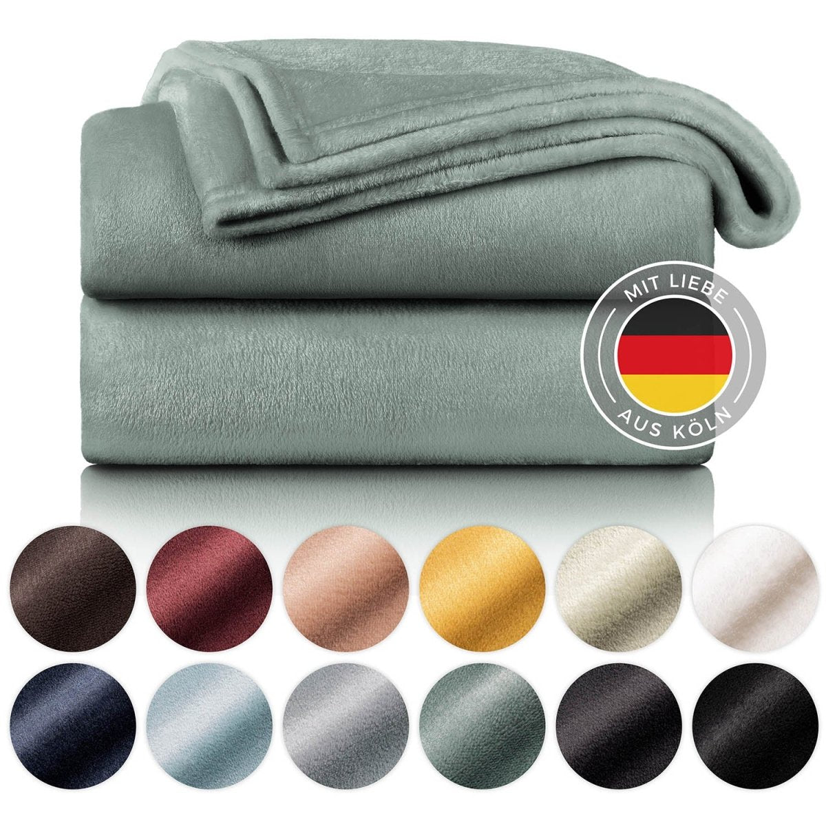 Gestapelte salbeigrüne Fleece-Kuscheldecken mit einem Label &