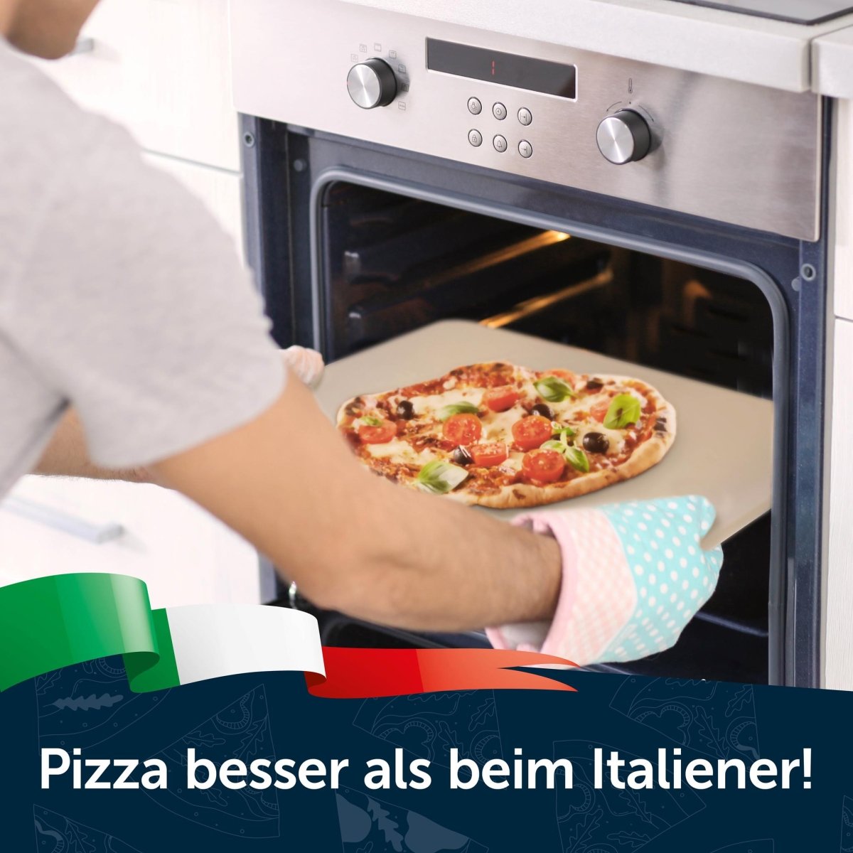 Eine Person schiebt eine frisch belegte Pizza mit dem Pizzastein in den Backofen. Text: „Pizza besser als beim Italiener!“
