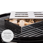Räucherbox mit Buchenholzchips auf einem Grillrost, Textkreis zeigt Option mit Buchenholzchips.
