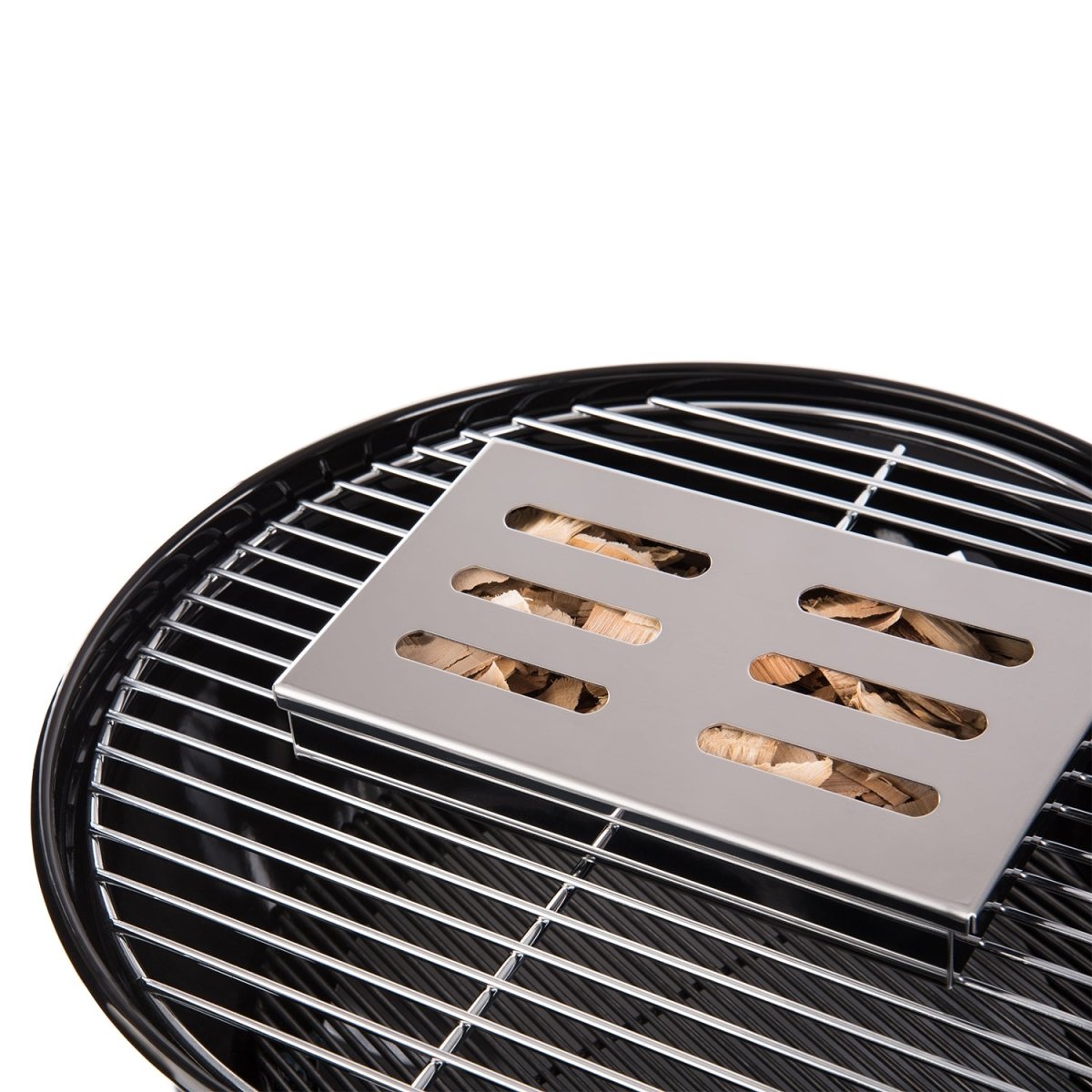 Räucherbox mit Buchenholzchips auf einem schwarzen Grillrost.