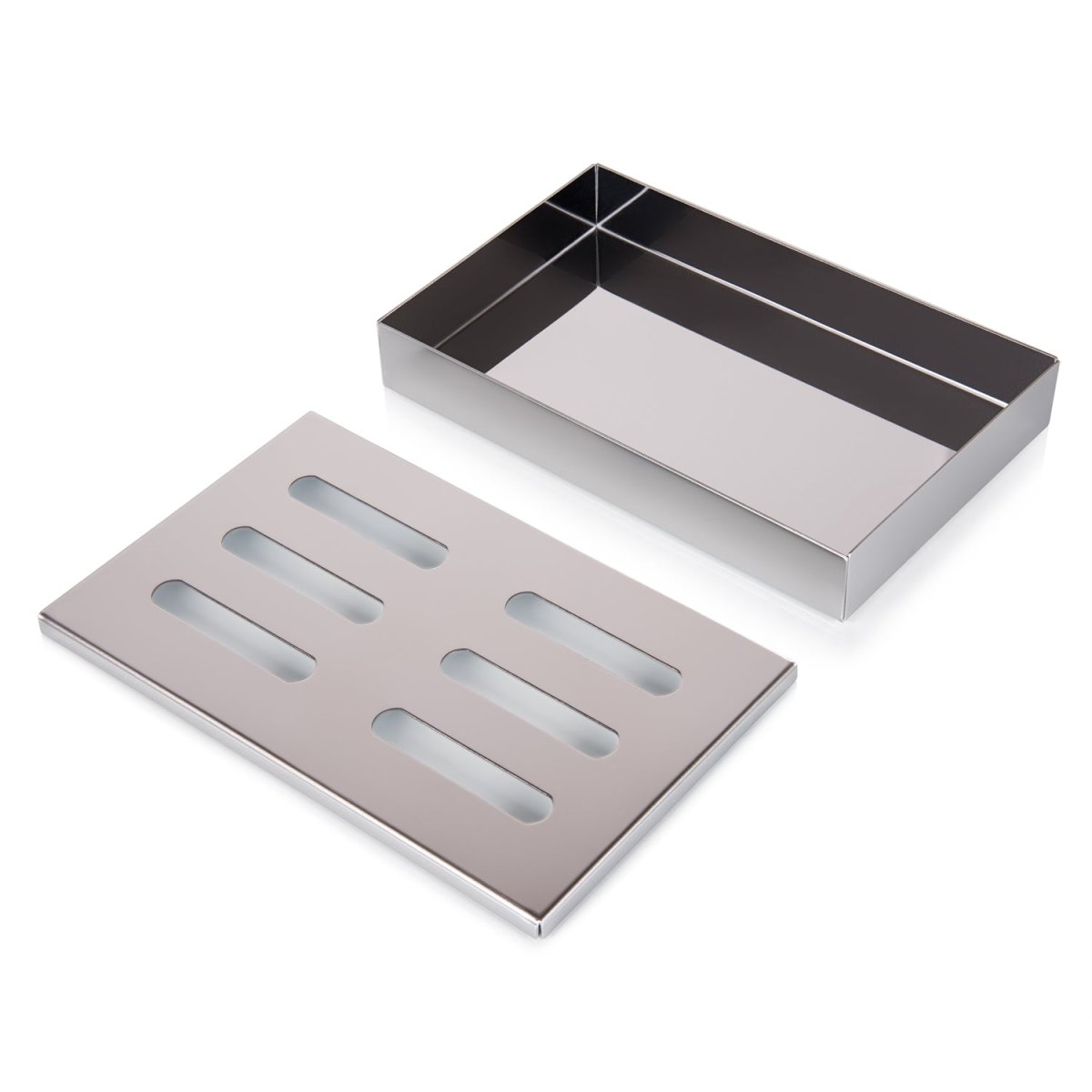 Räucherbox aus Metall, geöffnet, neben dem Deckel.