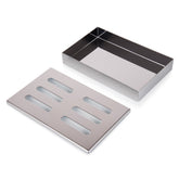 Räucherbox aus Metall, geöffnet, neben dem Deckel.