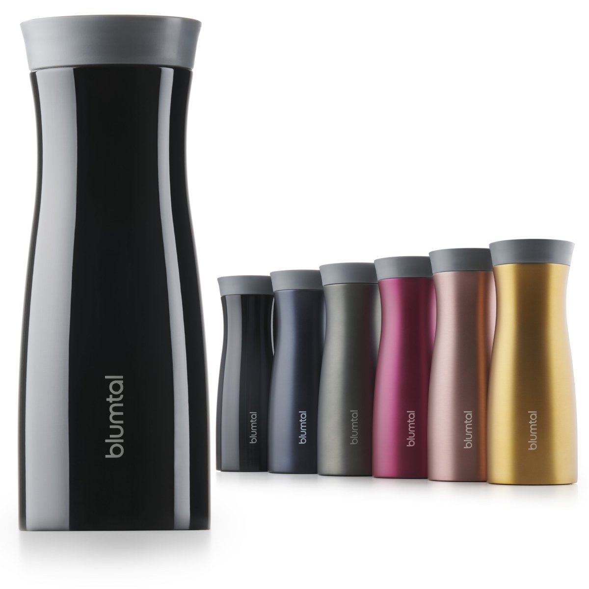 Eine Reihe von Thermosbechern mit Markennamen auf der Vorderseite angeordnet nach Größe.