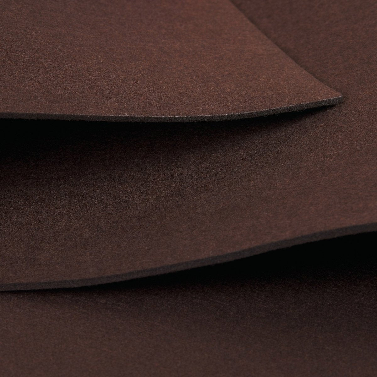 Nahaufnahme von grauem Filzgleiter zeigt Materialtextur klar