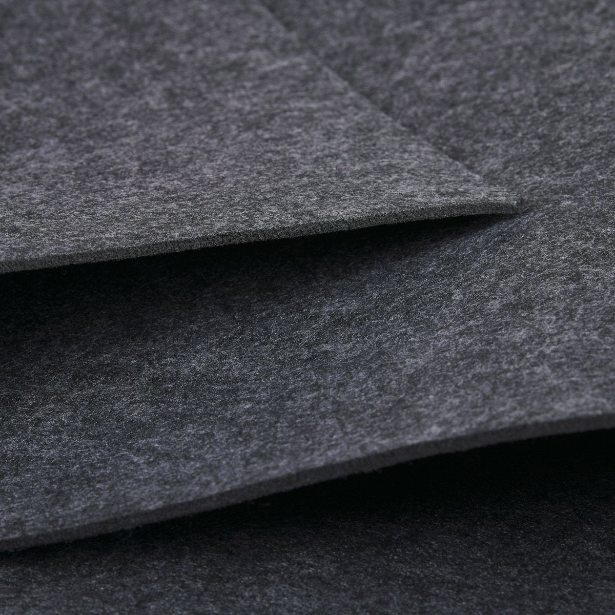 Nahaufnahme von grauem Filzgleiter zeigt Materialtextur klar