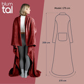 Frau von hinten in einem dunkelroten flauschigen Kleidungsstück neben einer Skizze mit Maßangaben zur Größe des Kleidungsstücks und der Körpergröße des Models.