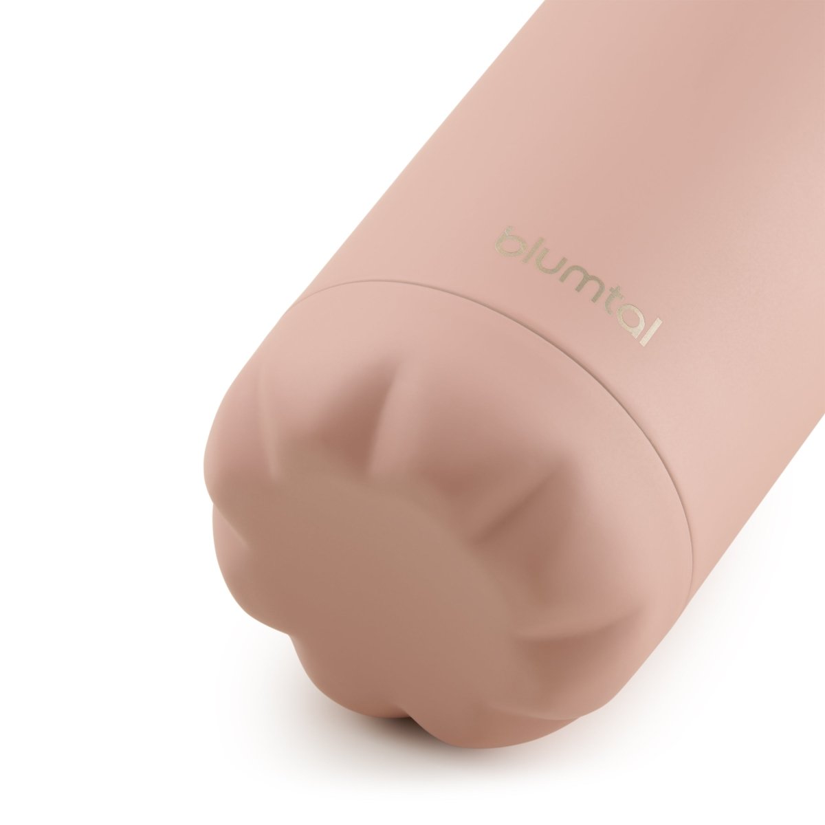 Nahaufnahme des Bodens einer mellow rosa blumtal Edelstahl-Trinkflasche die auf einer weißen Oberfläche steht.