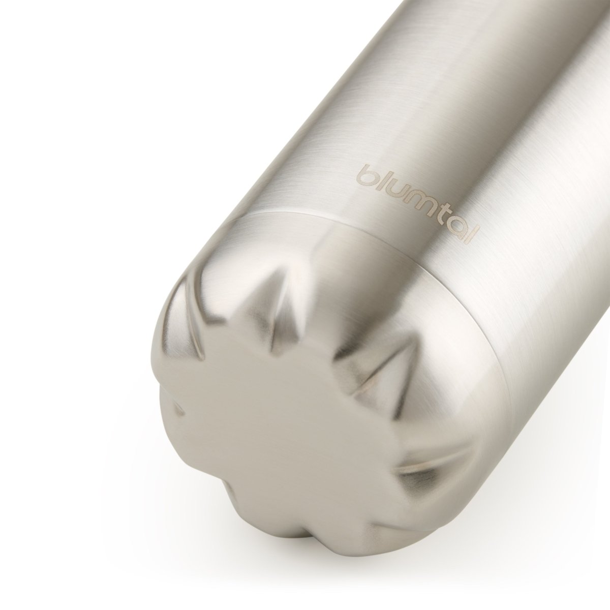 Nahaufnahme des Bodens einer edelstahl blumtal Edelstahl-Trinkflasche die auf einer weißen Oberfläche steht.