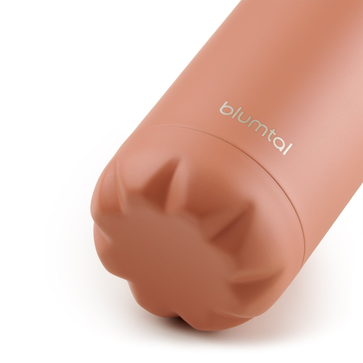 Nahaufnahme des Bodens einer mineral rot blumtal Edelstahl-Trinkflasche die auf einer weißen Oberfläche steht.