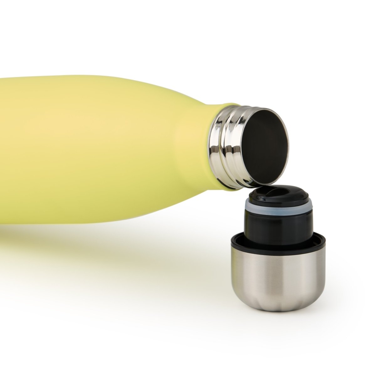Geöffnete new gelb blumtal Edelstahl-Trinkflasche mit abgeschraubtem Deckel auf weißem Hintergrund.