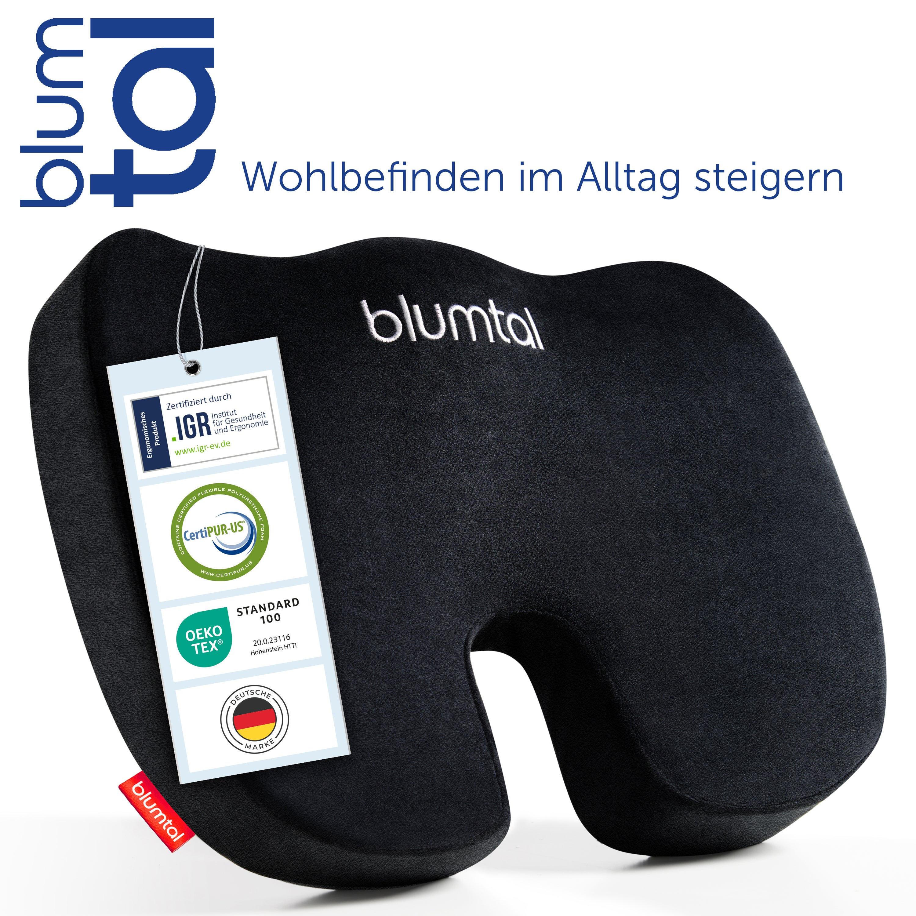 Ein schwarzes orthopädisches Sitzkissen von Blumtal mit einer ergonomischen Aussparung in der Mitte, das auf einer Seite aufrecht steht. 