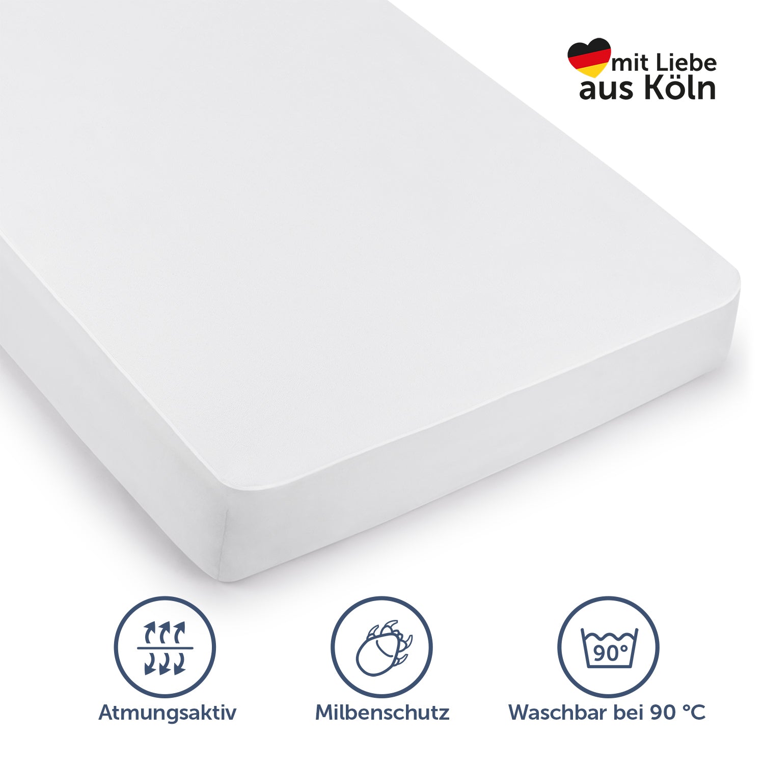 Matratze mit weißem Matratzenschoner gekennzeichnet mit 'mit Liebe aus Köln' und Icons für Atmungsaktivität Milbenschutz und Waschbarkeit bei 90°C.