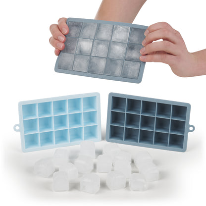 Hände entfernen Eiskugeln aus einer blauen Form.