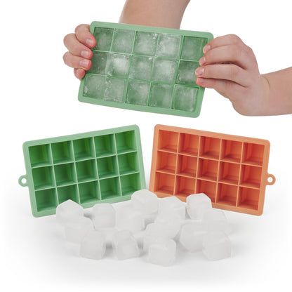 Hände entfernen Eiskugeln aus einer gruenen Form.