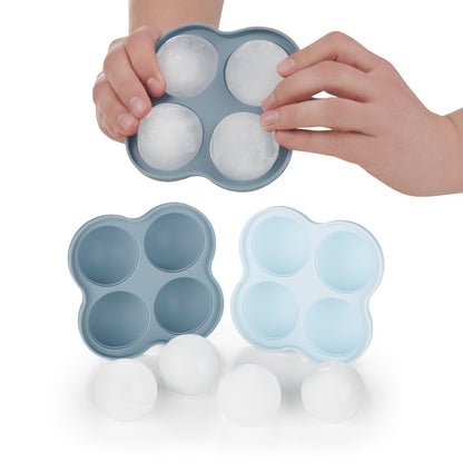 Hände entfernen Eiskugeln aus einer blauen Form.