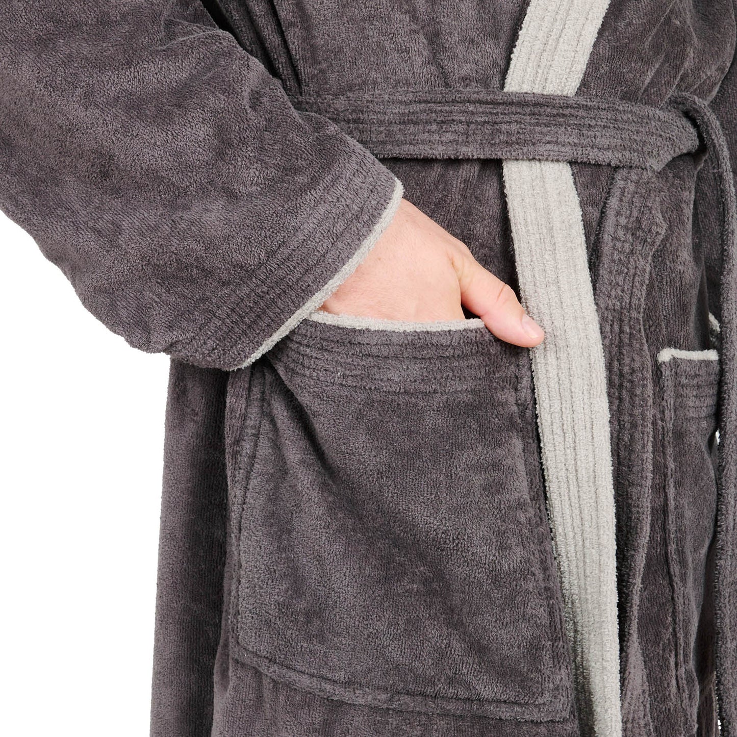 Detail der Hand in Tasche des Bademantels mit Gürtel