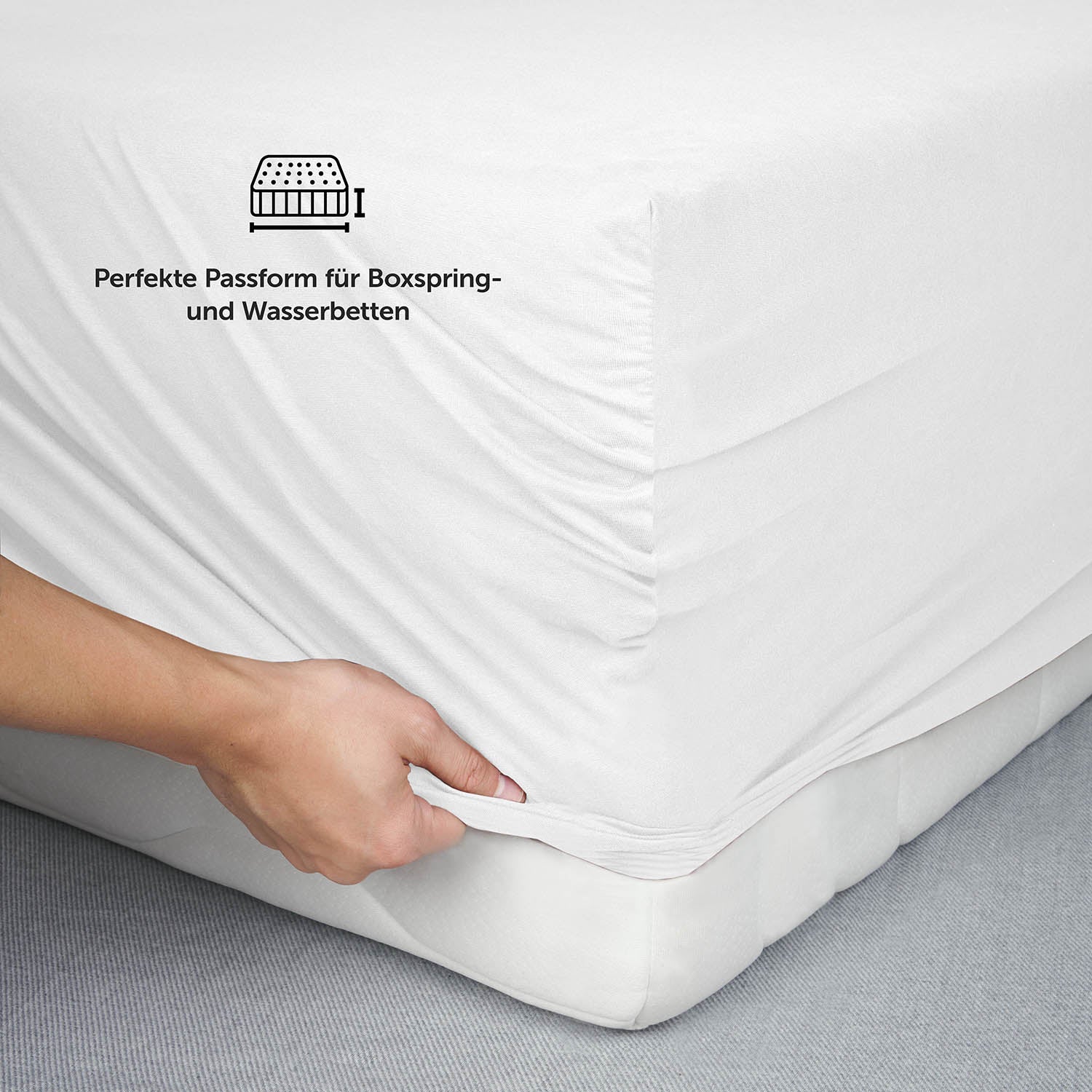 Person passt Spannbetttuch auf Matratze an mit Symbolen für perfekte Passform für Boxspring- und Wasserbetten die optimalen Halt und Komfort bieten.