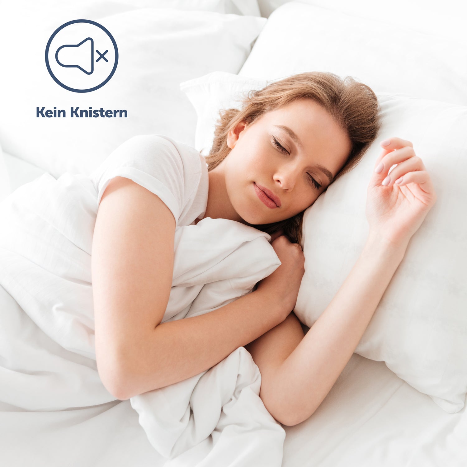 Junge Frau die auf einem mit dem Matratzenbezug bezogenen Bett schläft mit dem Hinweis 'Kein Knistern' für hohen Schlafkomfort.