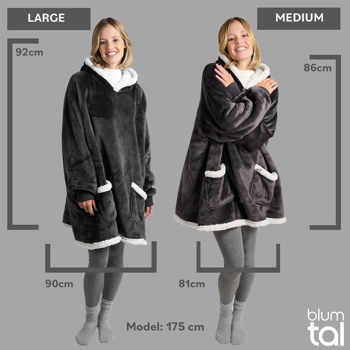 Größenvergleich von anthrazitfarbenen Sherpa-Kuscheljacken in Large und Medium, getragen von einer Frau, mit Maßangaben und Angabe der Modellgröße.