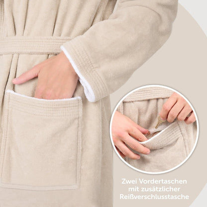 Detailansicht von Tasche am Bademantel mit Hand die Schlüssel zeigt