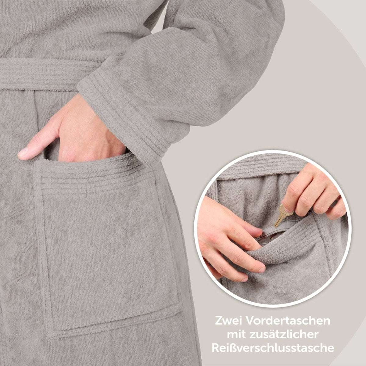 Detailansicht von Tasche am Bademantel mit Hand die Schlüssel zeigt