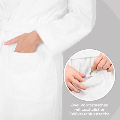 Detailansicht von Tasche am Bademantel mit Hand die Schlüssel zeigt