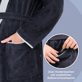 Detailansicht von Tasche am Bademantel mit Hand die Schlüssel zeigt