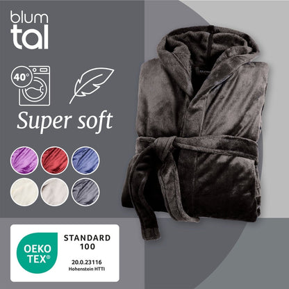 Ein gefalteter Fleece-Bademantel neben einer Grafik mit Waschanweisungen der Weichheit anzeigt sowie Farbmustern und dem OEKO-TEX® Standard 100 Label.