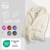 Ein gefalteter Fleece-Bademantel neben einer Grafik mit Waschanweisungen der Weichheit anzeigt sowie Farbmustern und dem OEKO-TEX® Standard 100 Label.