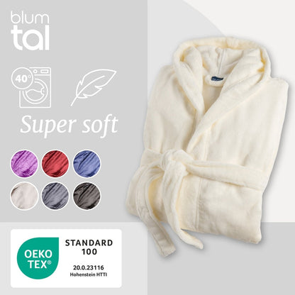 Ein gefalteter Fleece-Bademantel neben einer Grafik mit Waschanweisungen der Weichheit anzeigt sowie Farbmustern und dem OEKO-TEX® Standard 100 Label.