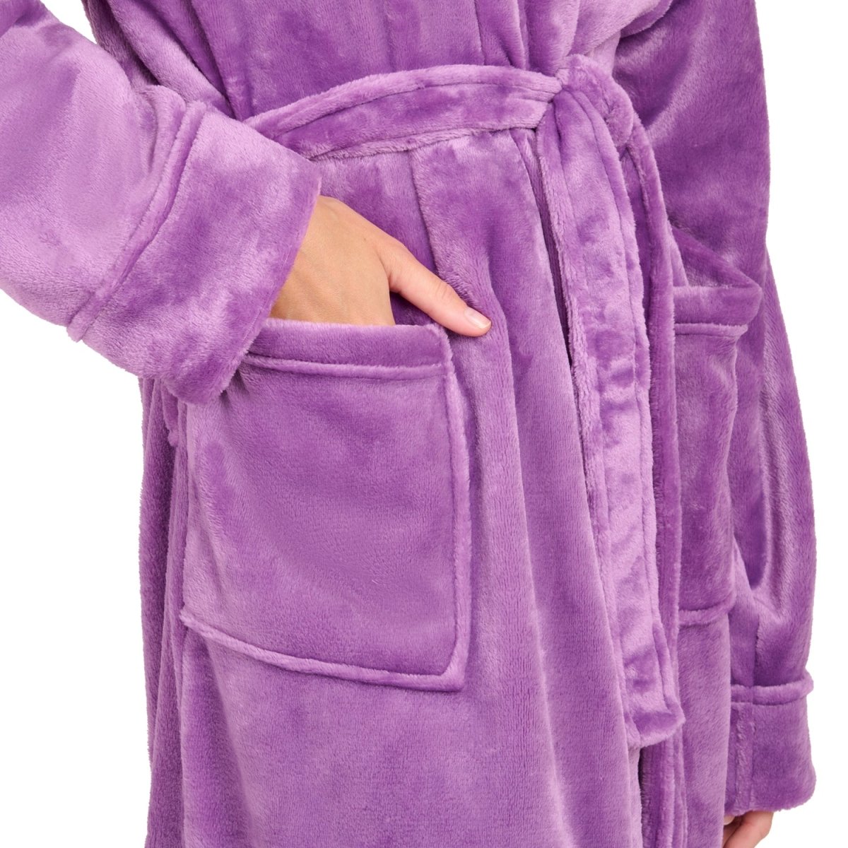 Detailansicht der Tasche eines Fleece-Bademantels in die eine Hand eingesteckt ist isoliert auf weißem Hintergrund.