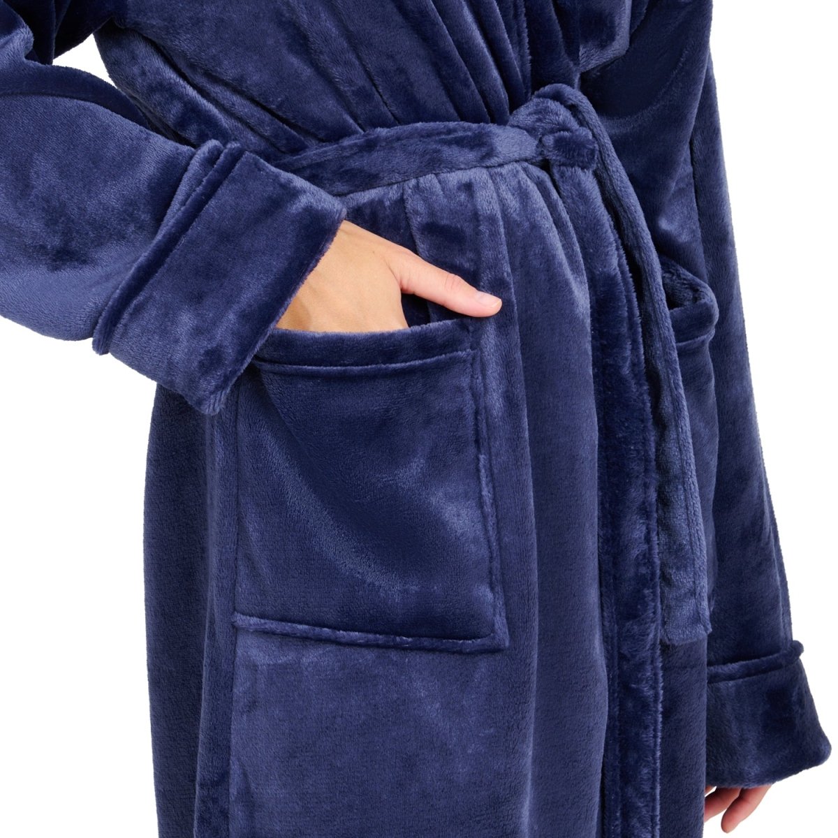 Detailansicht der Tasche eines Fleece-Bademantels in die eine Hand eingesteckt ist isoliert auf weißem Hintergrund.