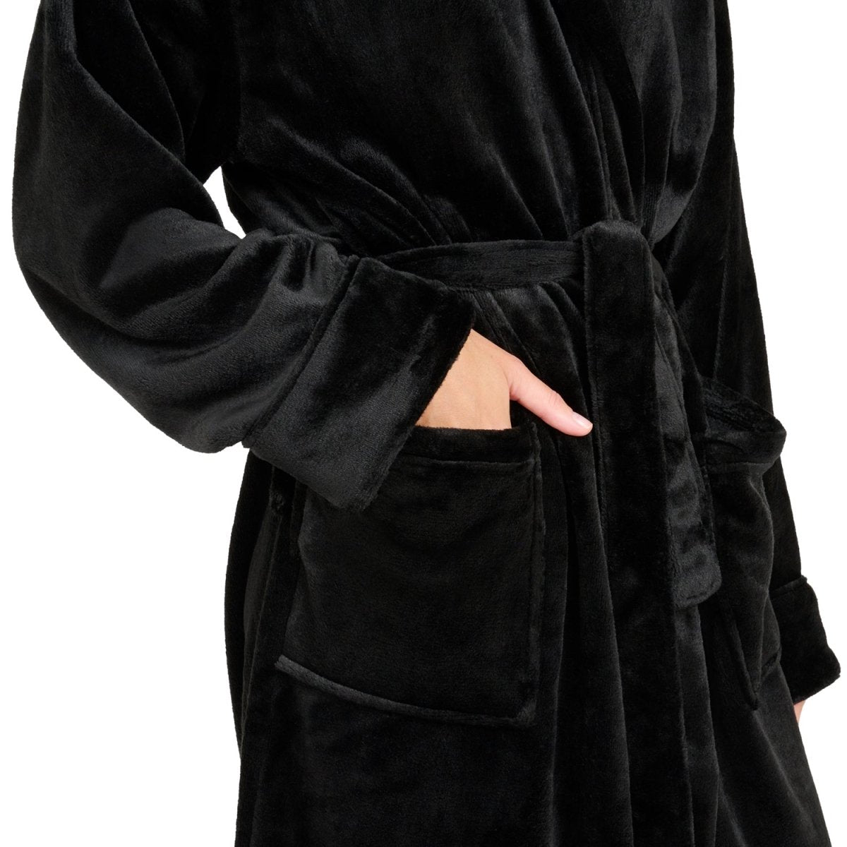 Detailansicht der Tasche eines Fleece-Bademantels in die eine Hand eingesteckt ist isoliert auf weißem Hintergrund.