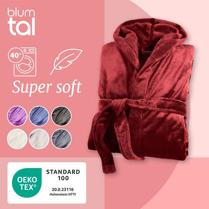 Ein gefalteter Fleece-Bademantel neben einer Grafik mit Waschanweisungen der Weichheit anzeigt sowie Farbmustern und dem OEKO-TEX® Standard 100 Label.