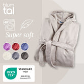 Ein gefalteter Fleece-Bademantel neben einer Grafik mit Waschanweisungen der Weichheit anzeigt sowie Farbmustern und dem OEKO-TEX® Standard 100 Label.