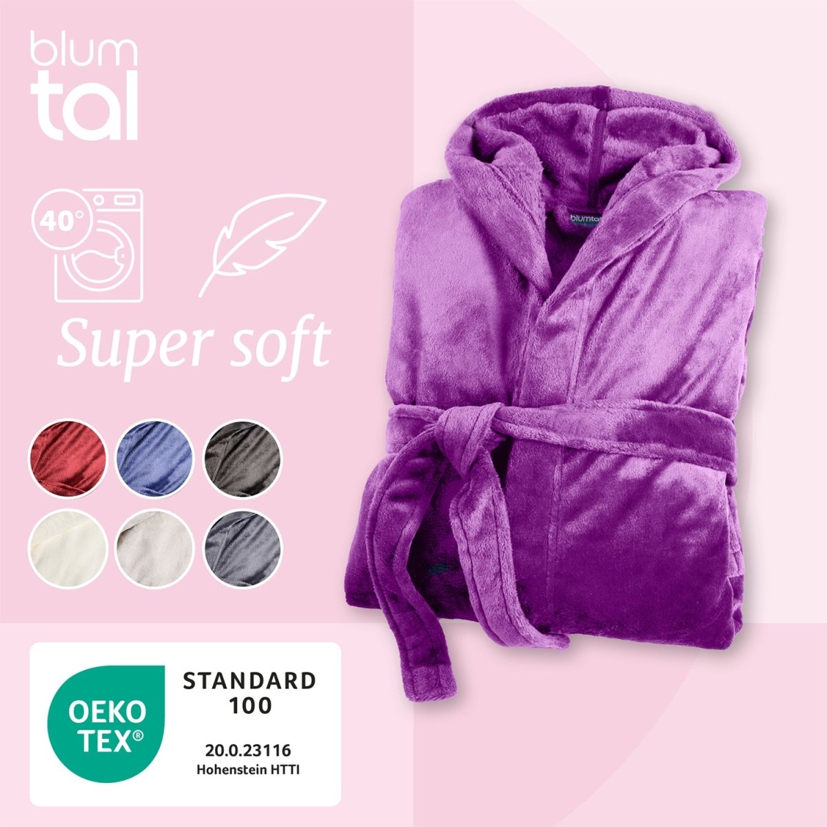 Ein gefalteter Fleece-Bademantel neben einer Grafik mit Waschanweisungen der Weichheit anzeigt sowie Farbmustern und dem OEKO-TEX® Standard 100 Label.
