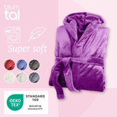 Ein gefalteter Fleece-Bademantel neben einer Grafik mit Waschanweisungen der Weichheit anzeigt sowie Farbmustern und dem OEKO-TEX® Standard 100 Label.