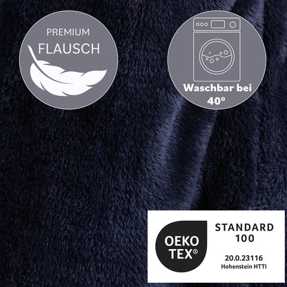 Nahaufnahme des Materials einer blauen Kuscheljacke, mit Icons für Premium Flausch, waschbar bei 40 Grad und OEKO-TEX Standard 100 Zertifizierung.