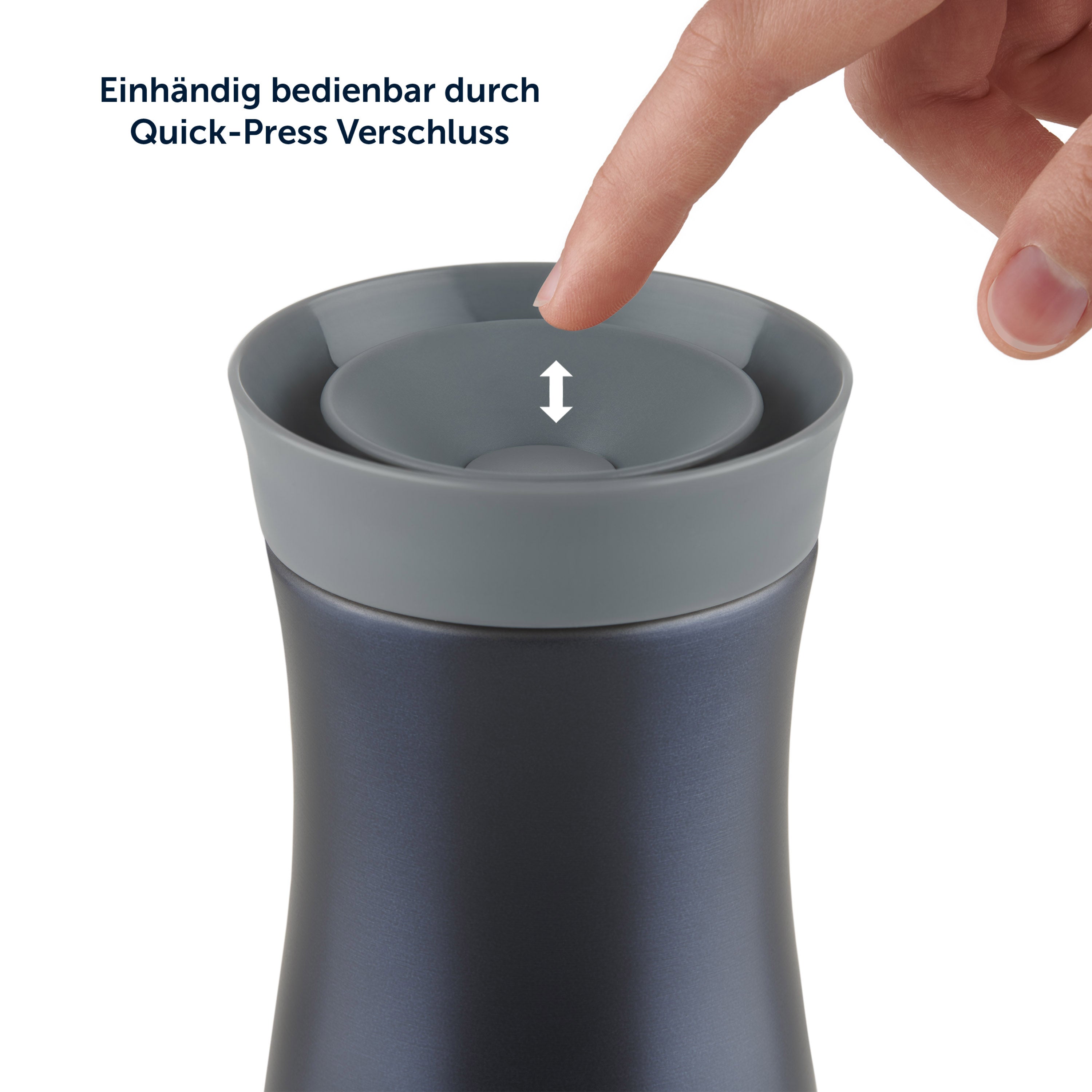 Ein Thermosbecher mit einem Finger der den Deckel mit Quick-Press Verschluss drückt.