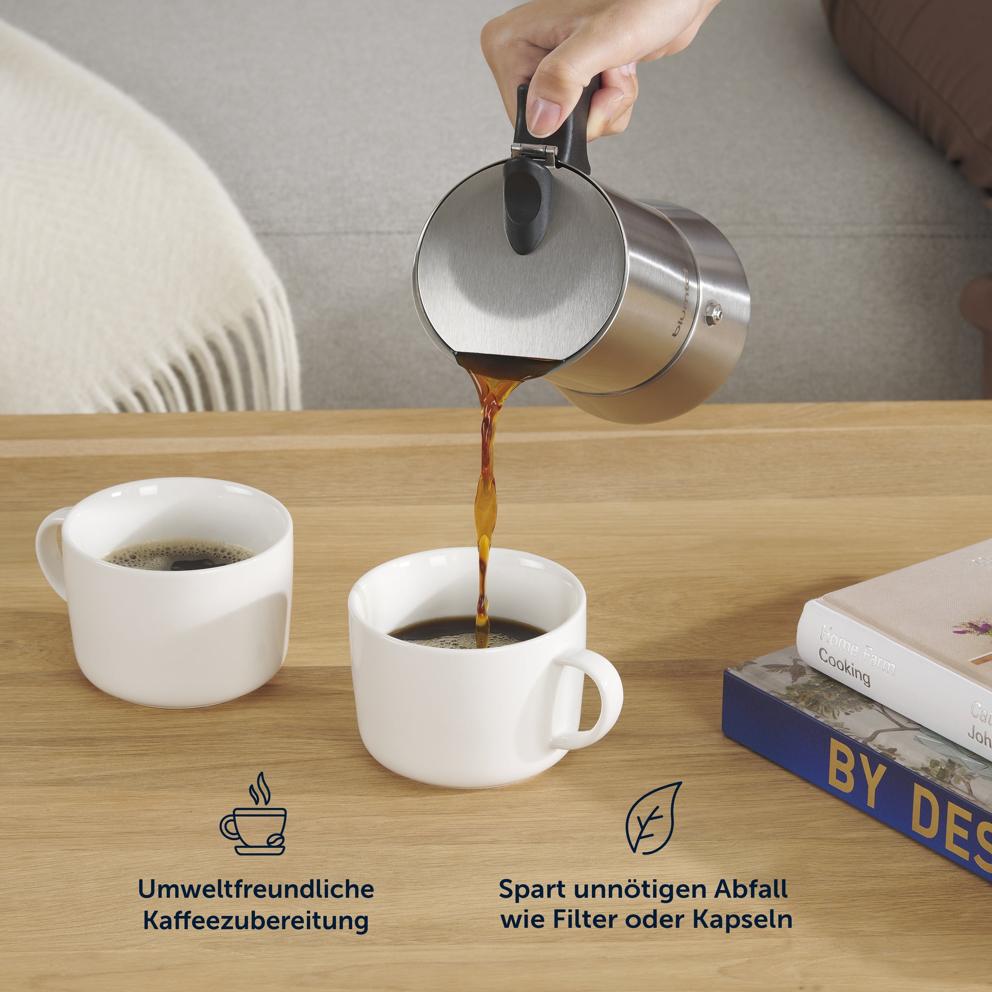 Espressokocher gießt Kaffee in zwei Tassen, mit Text über umweltfreundliche Kaffeezubereitung und Müllvermeidung.
