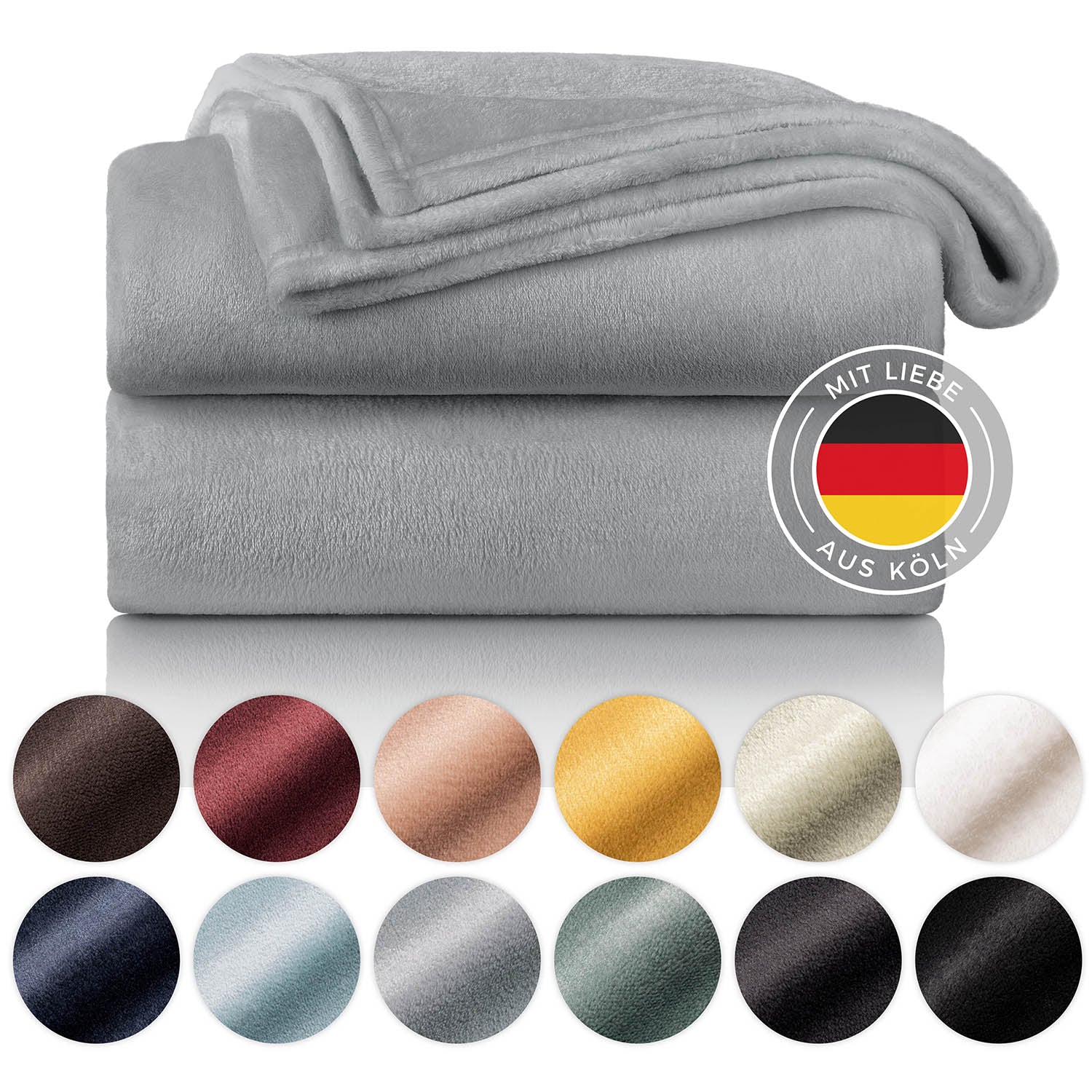 Gestapelte graue Fleecedecken mit Farbmusterpalette und dem Siegel 'Mit Liebe aus Köln' auf weißem Hintergrund.