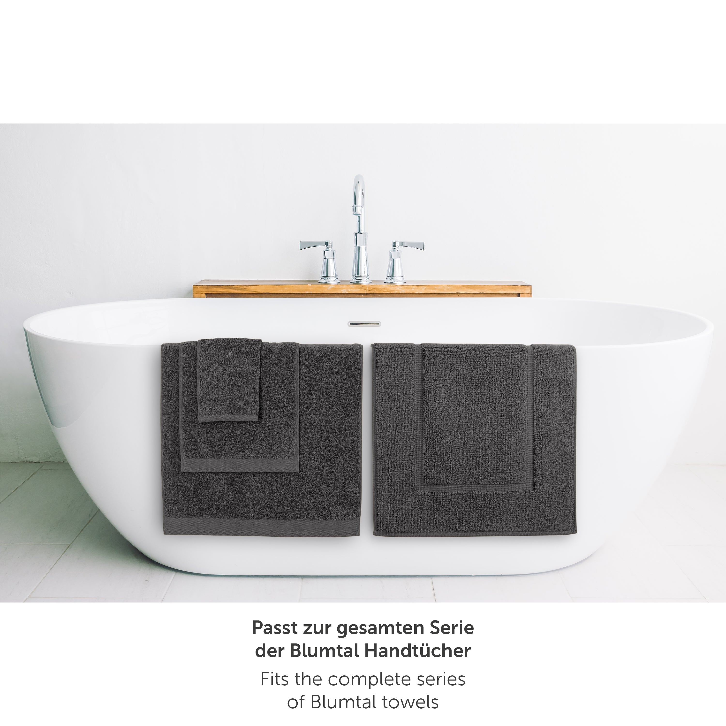 Anthrazit Handtuch neben Badewanne passend zur Blumtal Handtuchserie.